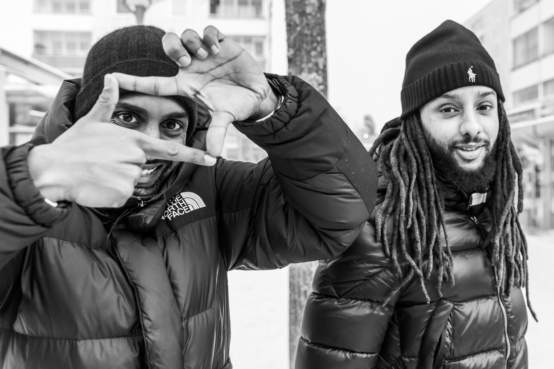 Monday Rise på gatan i svartvitt