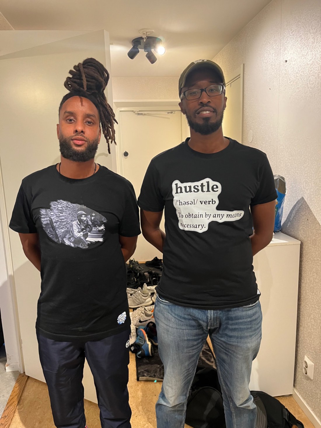 Två Monday Rise-T-shirtar burna av folket bakom